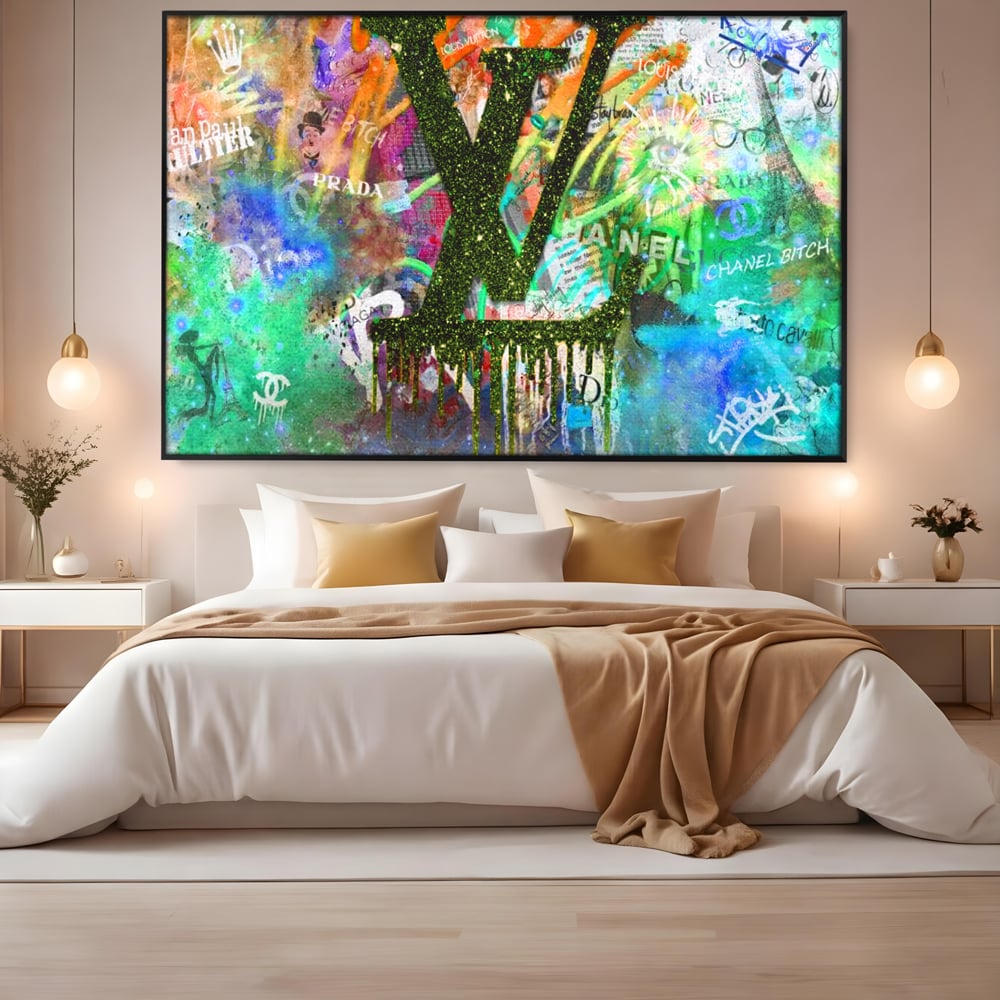 Tablou canvas cu tablou canvas cu monograma si graffiti, in rama de aluminiu negru, pe perete intr-un dormitor
